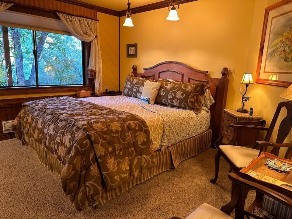 Design Double Room, Ensuite, Mountain View (Early Bird)