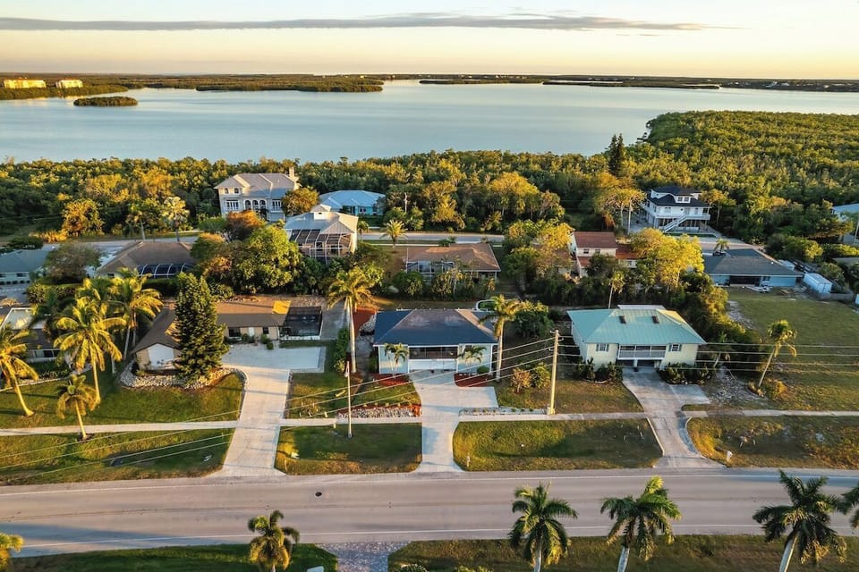 Scenic Getaway: Stunning views and lush greenery await just steps from your front door!