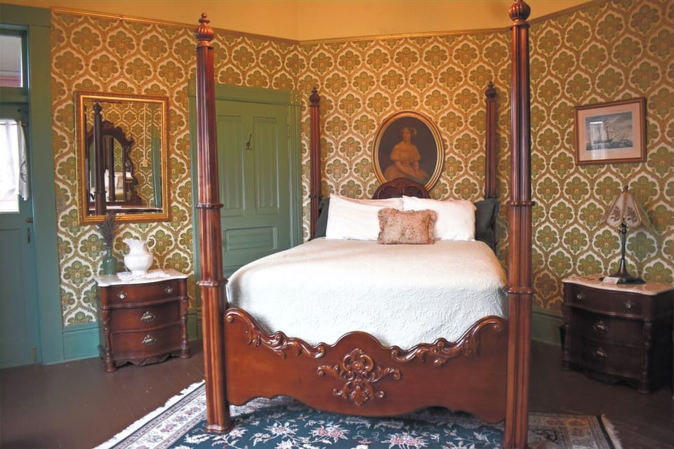 Traditional Room, 1 Queen Bed | Premium bedding, iron/ironing board (on request), WiFi (free)