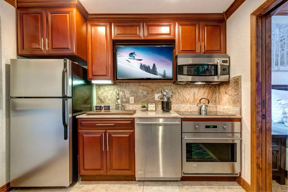 40 in Smart TV,  Completely Customized kitchen with full size appliances. 