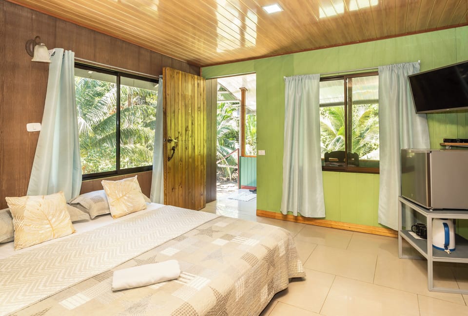Cabin #4 | Hypo-allergenic bedding available, down comforters, WiFi (free)