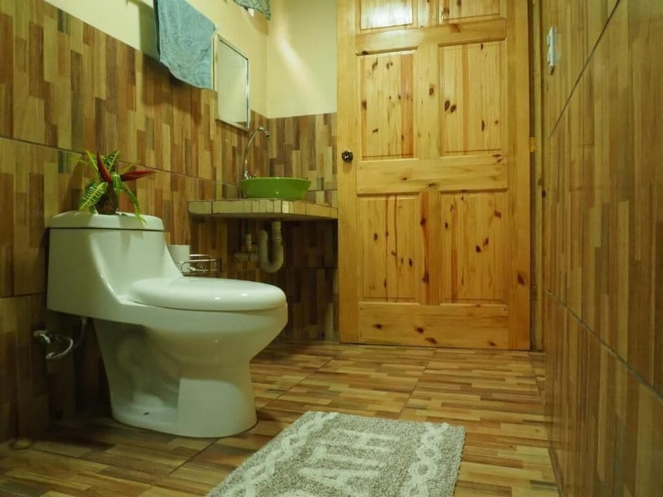 Cabin #1 | Bathroom | Bathtub, hair dryer, towels, shampoo
