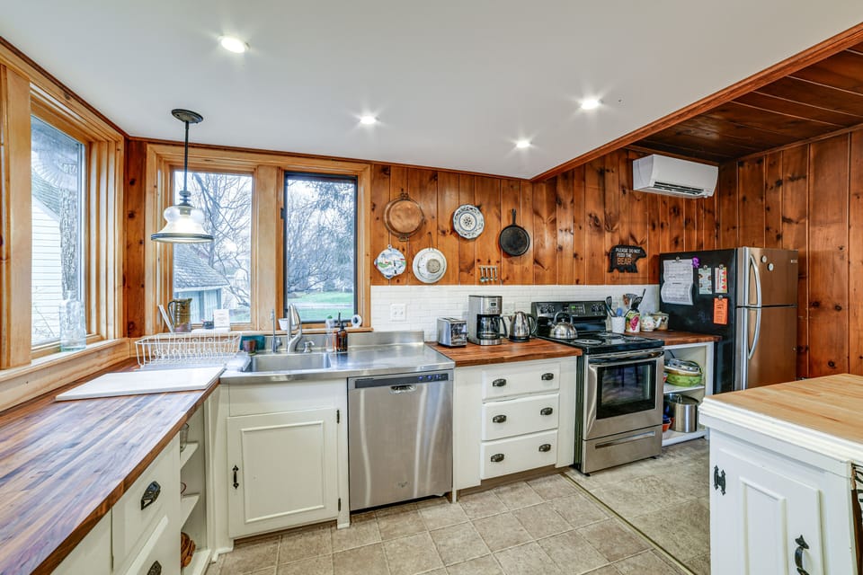 Kitchen | Equipped w/ Cooking Essentials | Breakfast Table