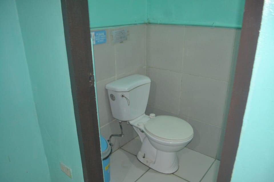 Classic Double Room | Bathroom | Shower, free toiletries, bidet, towels
