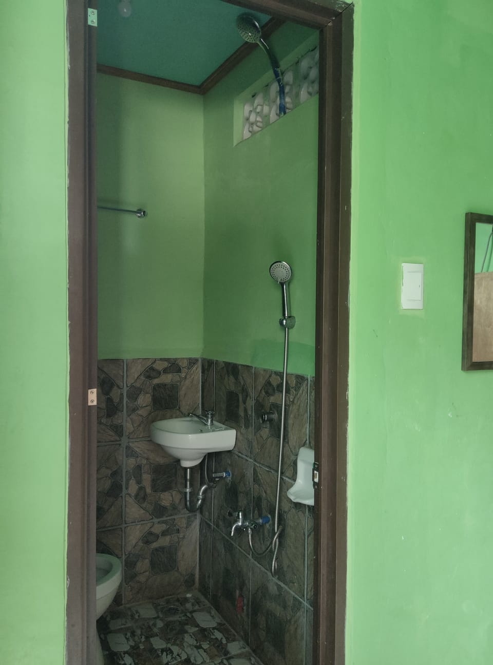 Classic Triple Room, 1 Bedroom | Bathroom | Shower, free toiletries, bidet, towels
