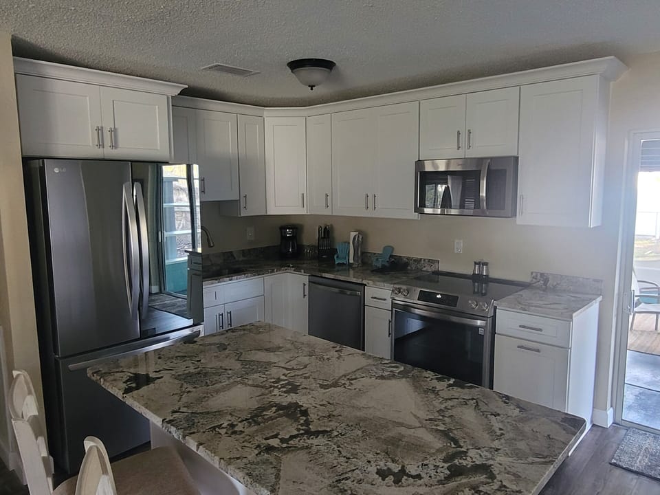 Kitchen - Granite Island & Countertops