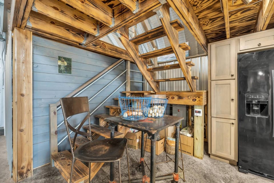 Eating space in kitchen