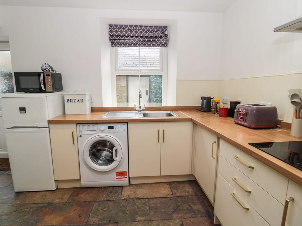 Cottage | Private kitchen | Fridge, electric kettle, toaster, cookware/dishes/utensils