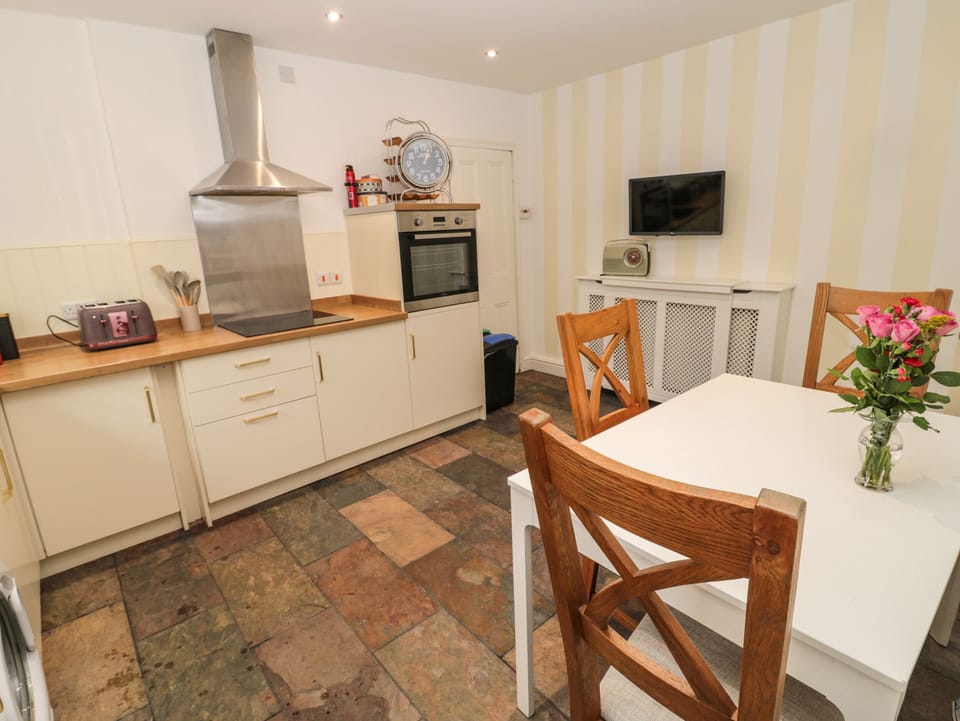 Cottage | Private kitchen | Fridge, electric kettle, toaster, cookware/dishes/utensils
