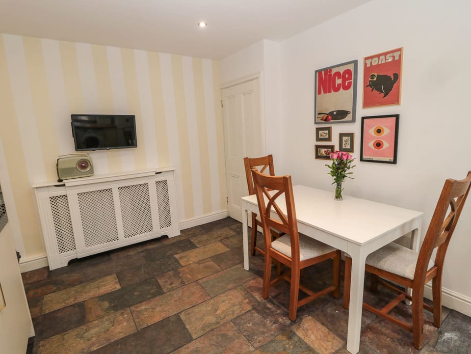 Cottage | Dining