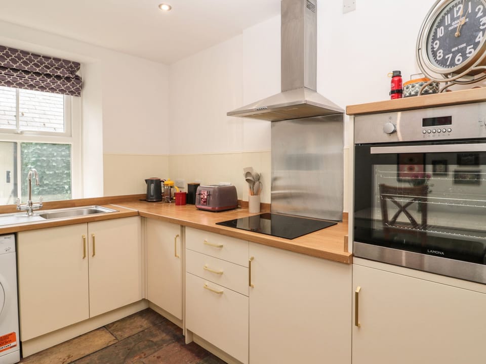Cottage | Private kitchen | Fridge, electric kettle, toaster, cookware/dishes/utensils