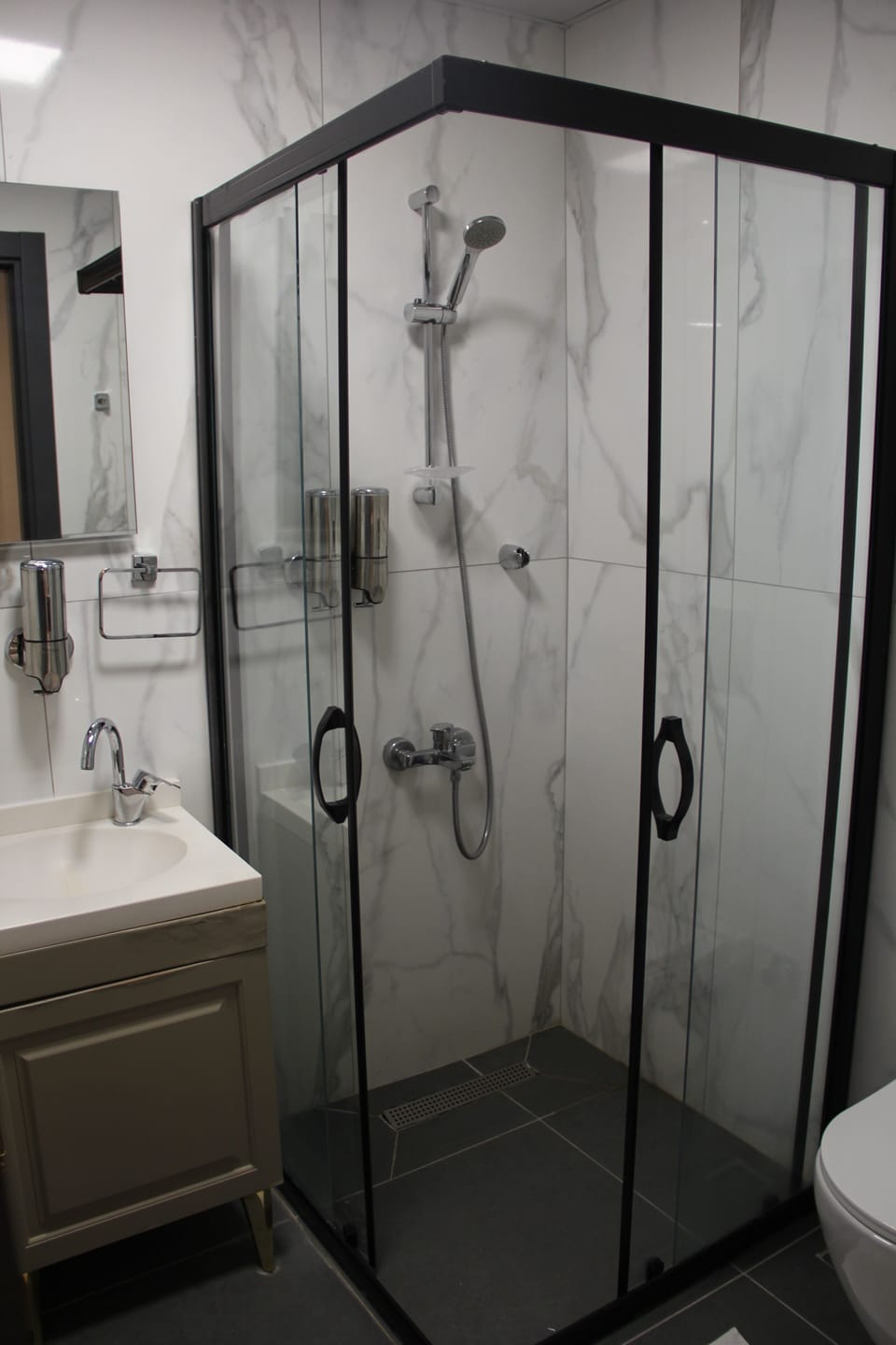 Standard Triple Room | Bathroom | Shower, rainfall showerhead, hair dryer, slippers