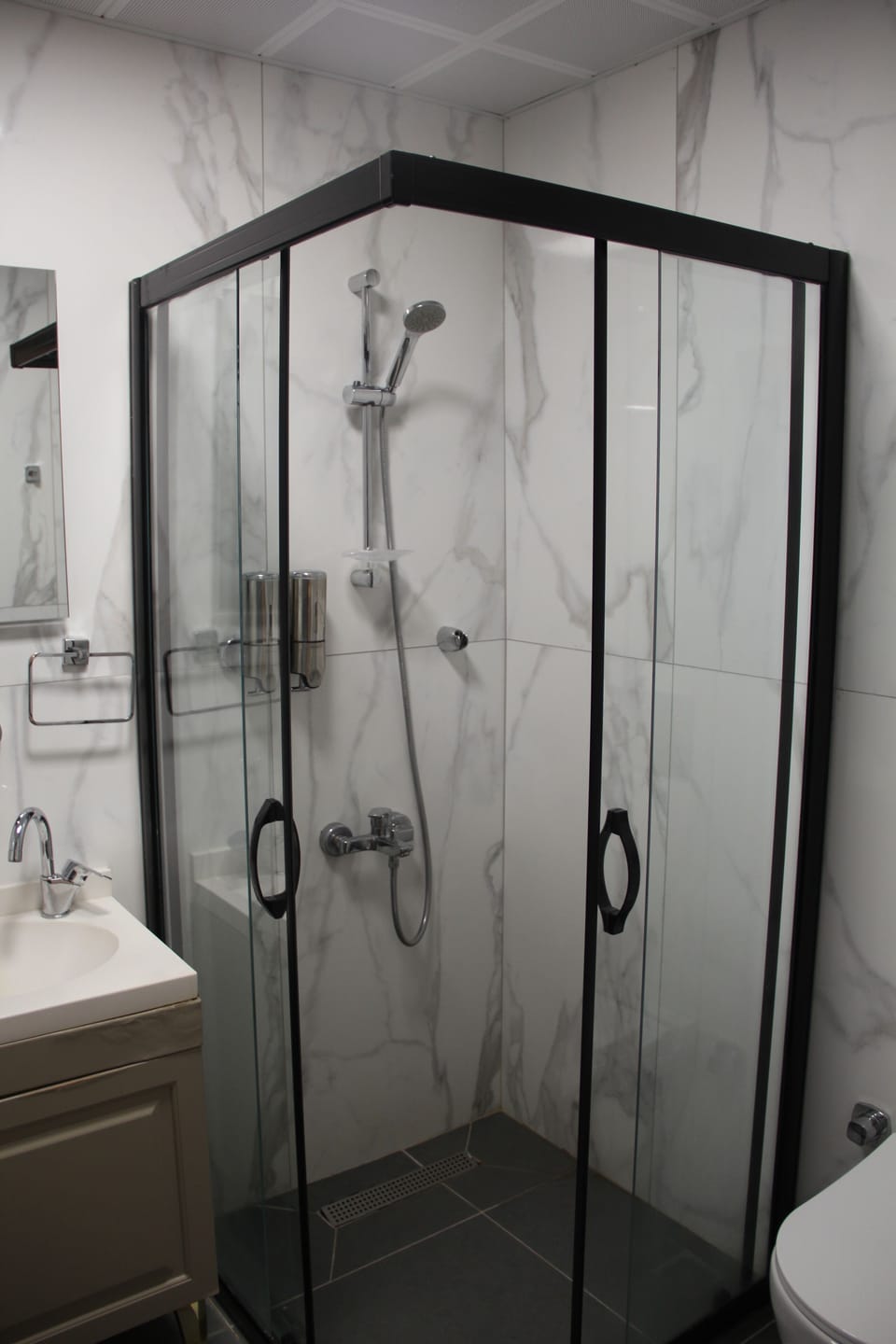 Classic Twin Room | Bathroom | Shower, rainfall showerhead, hair dryer, slippers