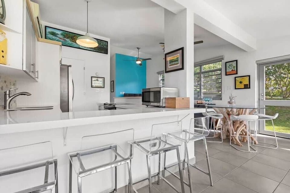 Fully equipped kitchen with 4 additional counter stools