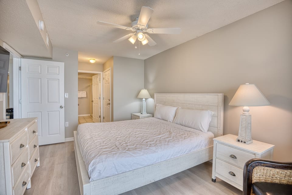 Master King Bedroom with Full Ensuite Bath