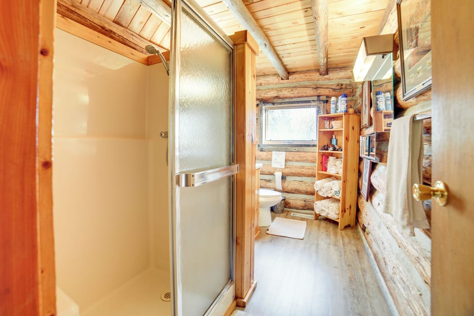 Yellowstone Cabin Getaway Near National Park Cottage in Montana