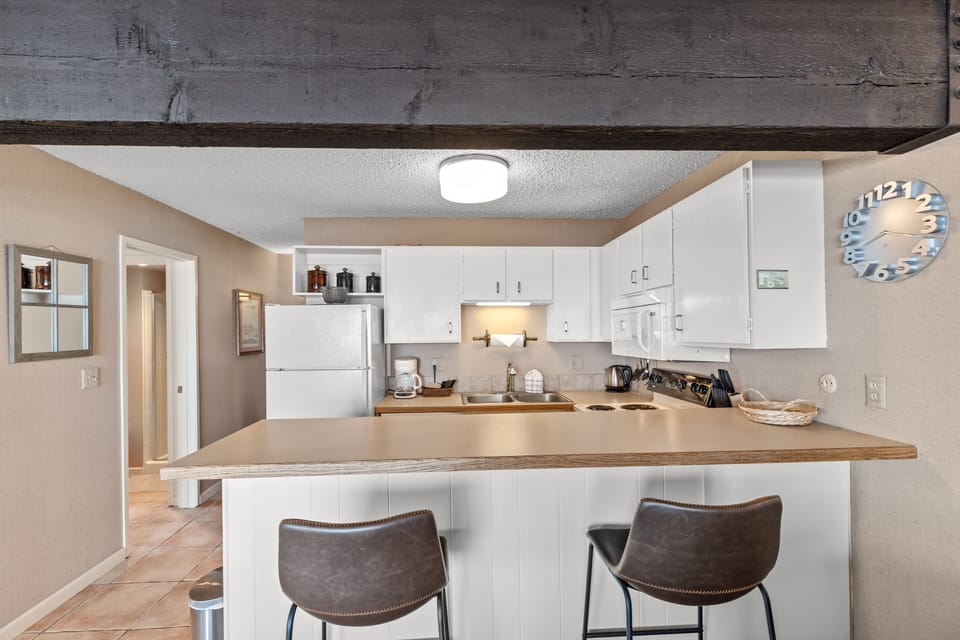 Kitchen + Breakfast Bar
