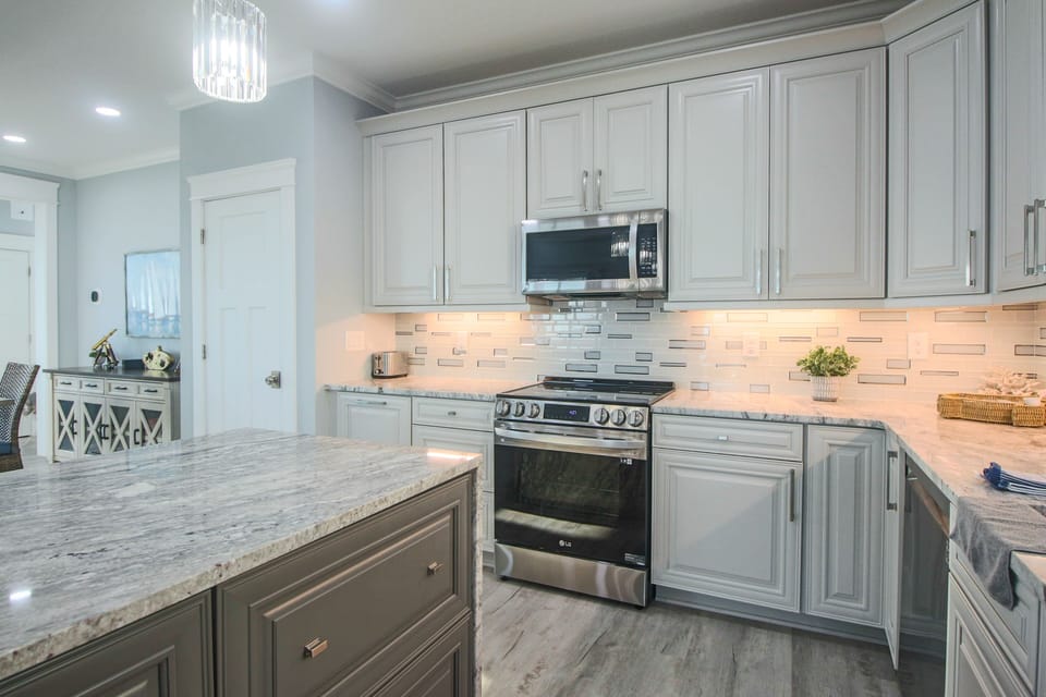 Granite, soft close cabinets, LG appliances throughout