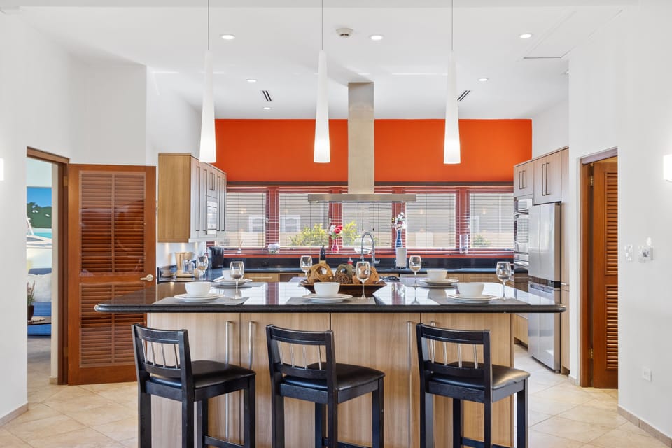 The kitchen features a convenient breakfast bar, ideal for quick meals.