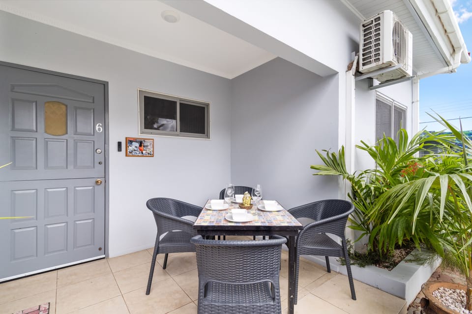 Outdoor private patio dining area of the 2BR condo in Noord Aruba - Embrace a relaxed atmosphere in the great outdoors - Attractive patio furniture and decor - Lush Greenery and refreshing atmosphere