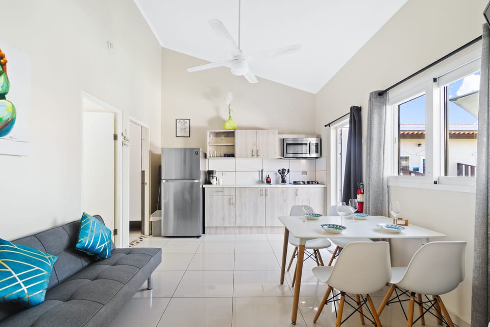 Plush Living Area of the Apartment in Noord Aruba - Comfortable seating arrangements - Stylish, contemporary furnishings enhancing the aesthetic - Smart TV and Netflix - Flexible seating options for comfort and adaptability