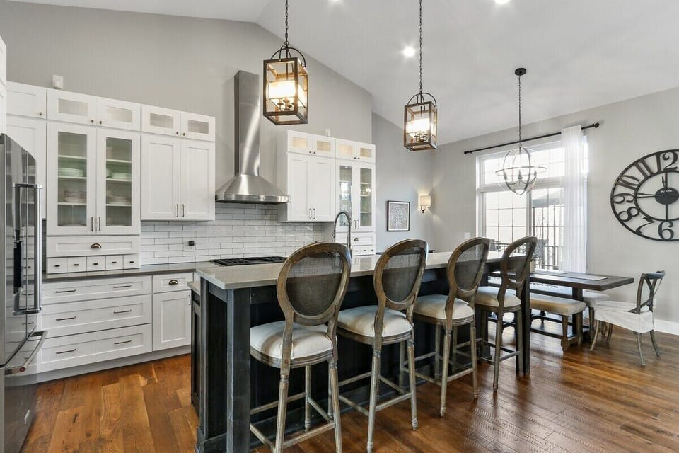 Kitchen breakfast bar seating for 4