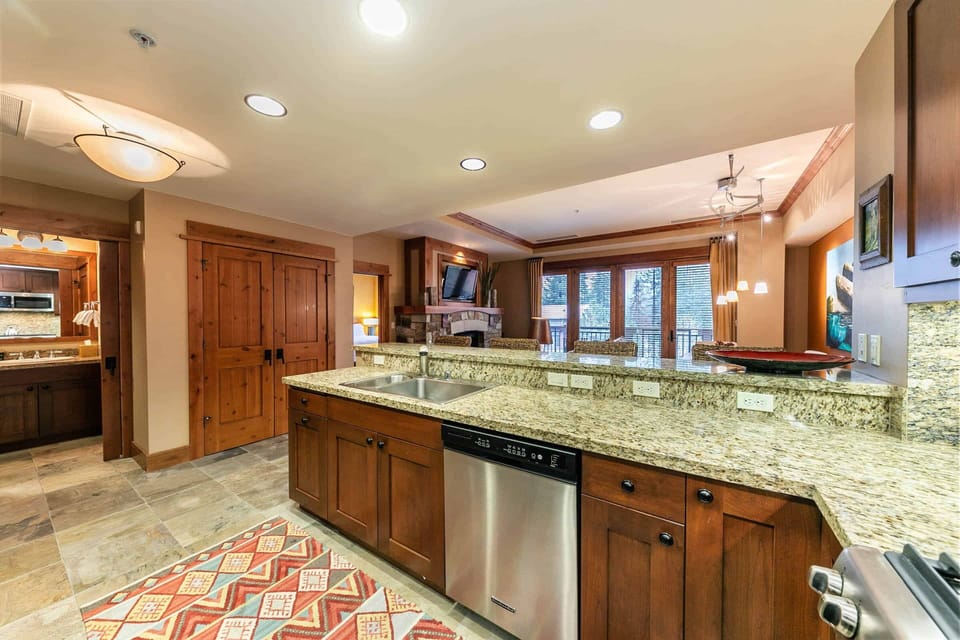 4001 Northstar Dr Unit 305-print-007-013-Interior-3360x2240-300dpi