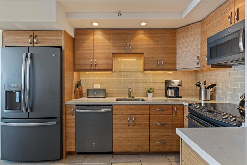 You will find all the basic kitchen amenities to dine in