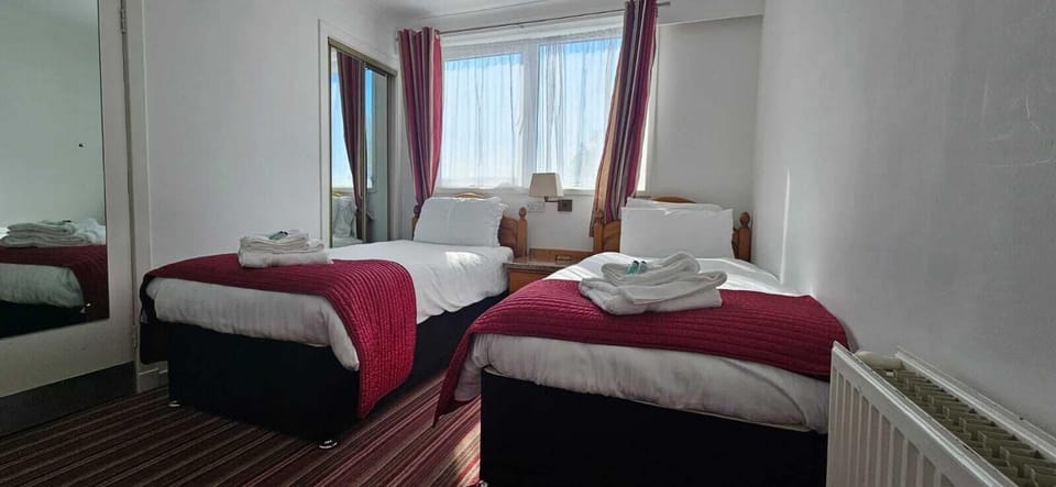 Twin Room | Desk, iron/ironing board