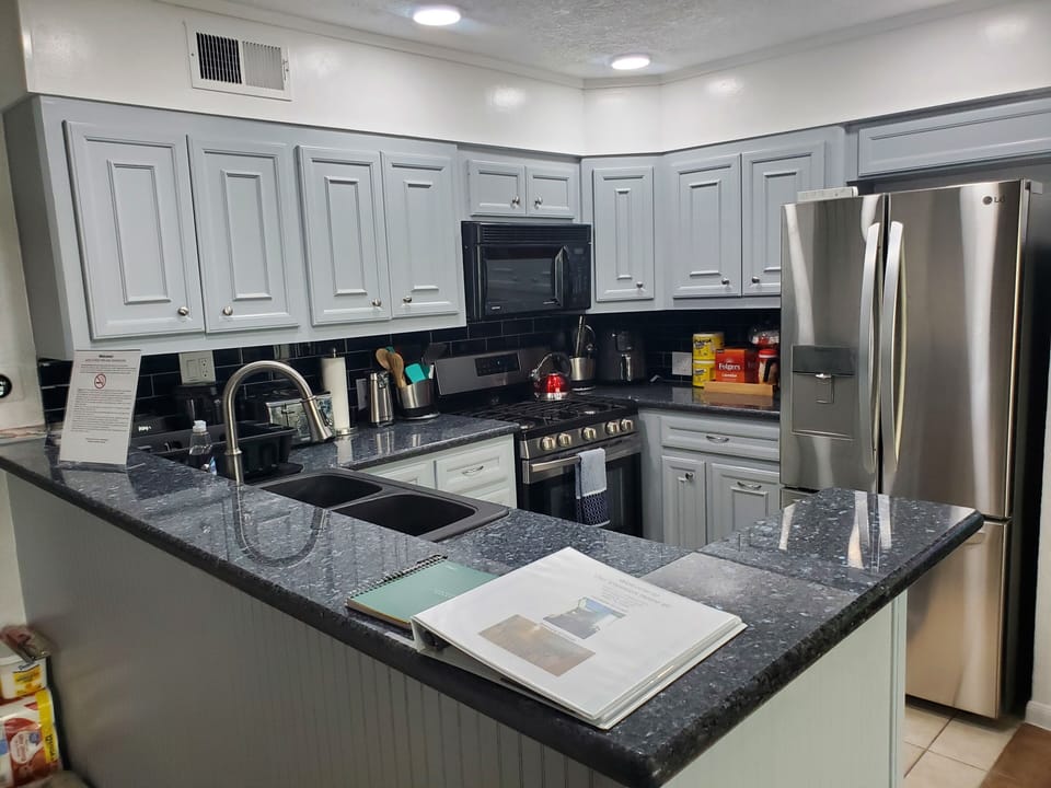 Kitchen w/stainless appliances and granite countertops View 1
