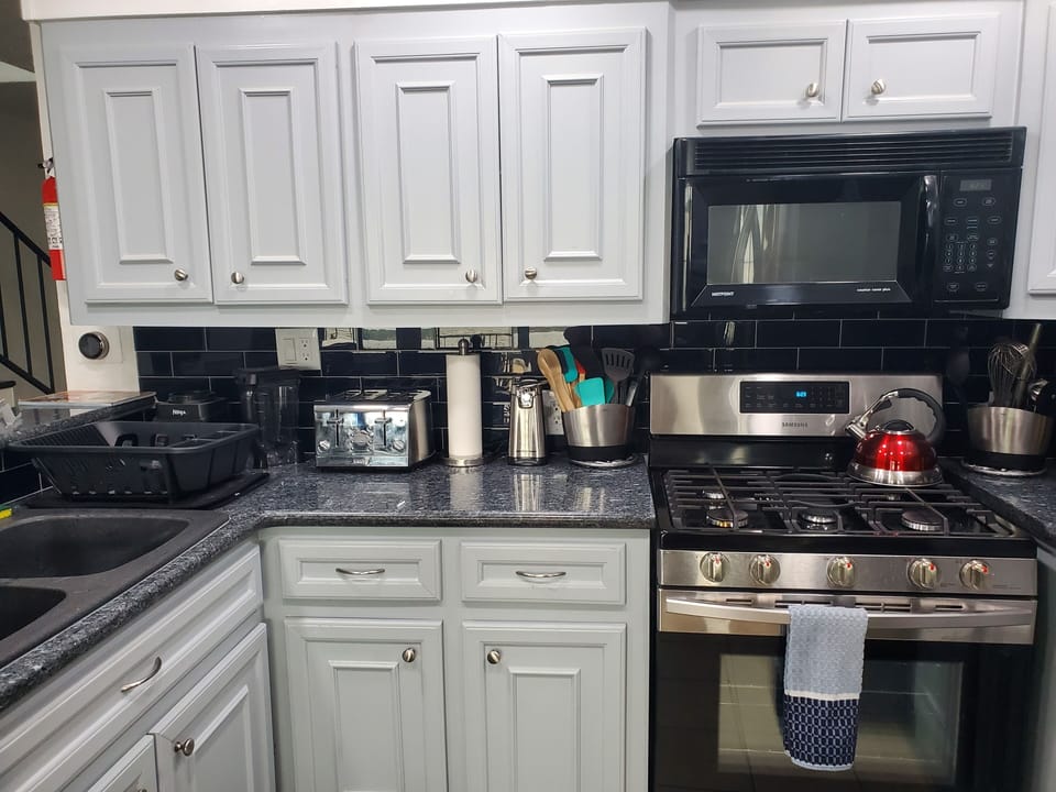 Kitchen w/microwave and gas range View 3