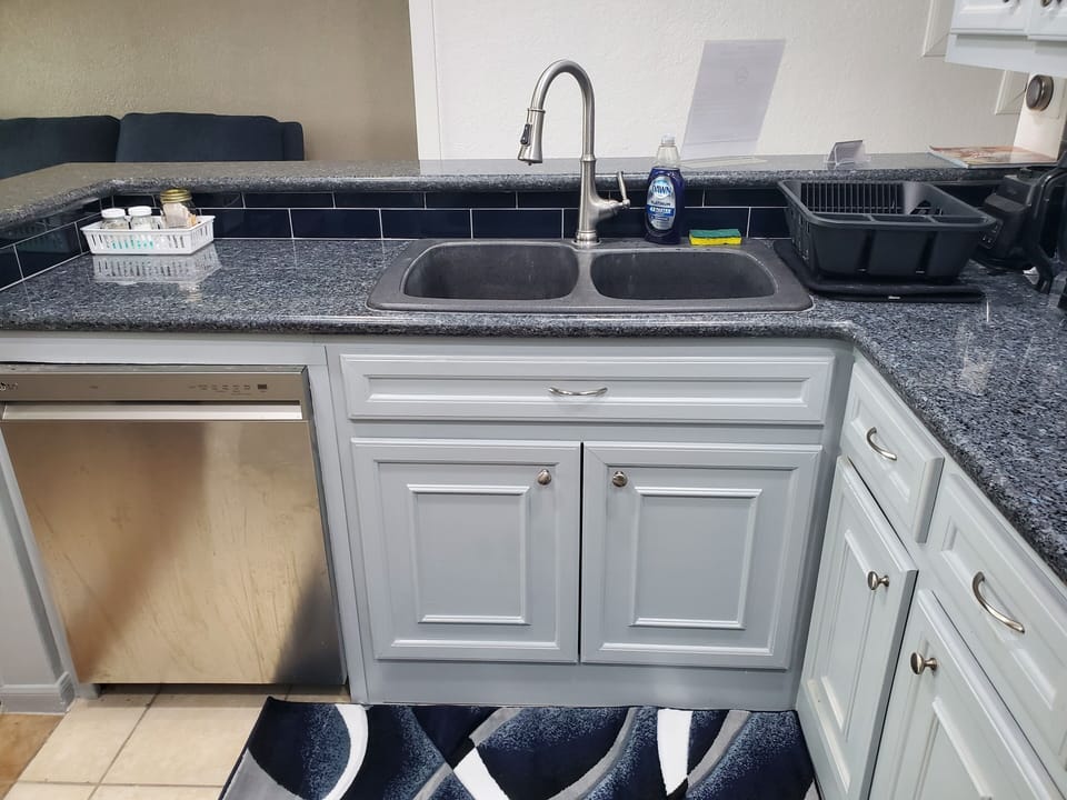 Kitchen w/double sink and dishwasher View 2