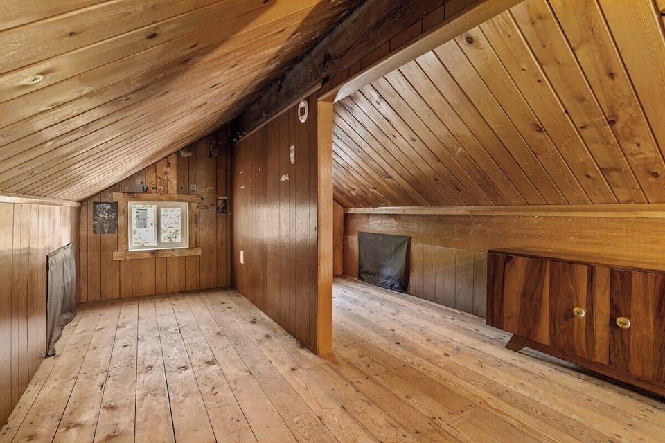 Main cabin loft. Overflow area for kids to bring their own sleeping mats and sleeping bag.