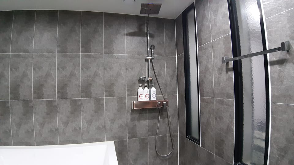 Business Single Room | Bathroom | Hair dryer, bidet, towels, soap