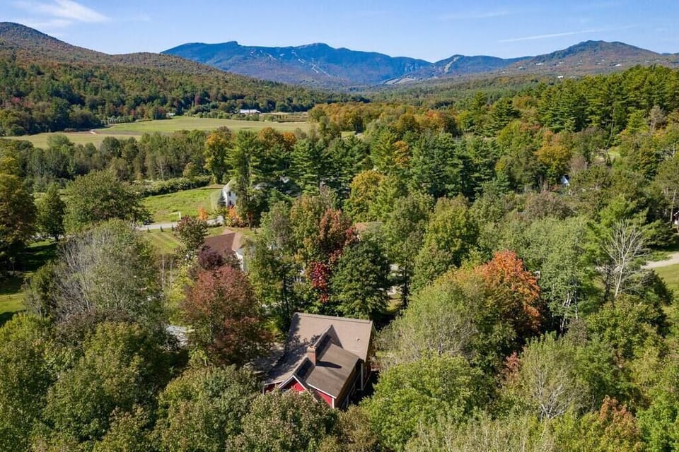 Expansive Stowe home, amazing location and hot tub (945)