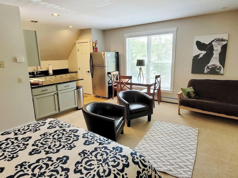 Expansive Stowe home, amazing location and hot tub (966)