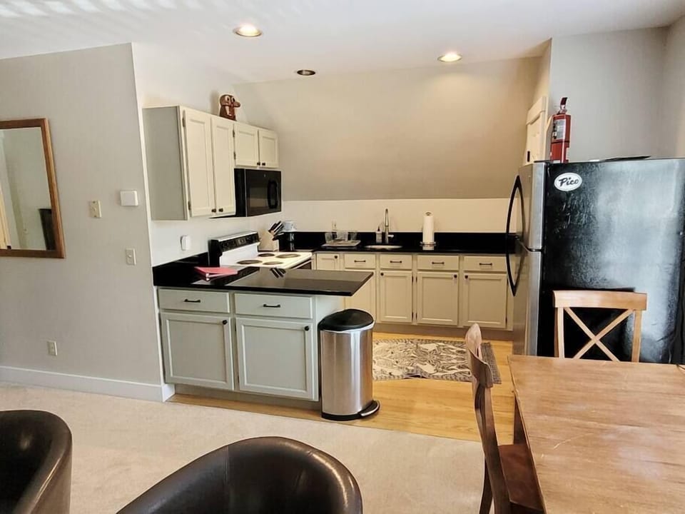 Expansive Stowe home, amazing location and hot tub (950)