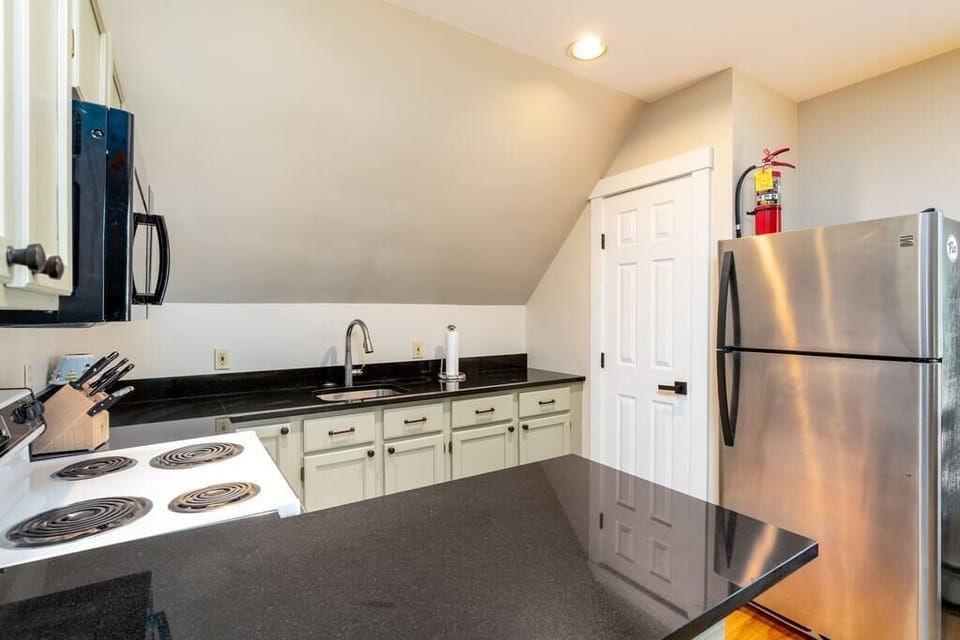 Expansive Stowe home, amazing location and hot tub (970)