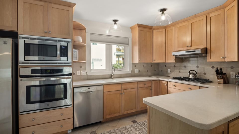 New! Chic 3-Bedroom Retreat in the Heart of Stowe (2523)