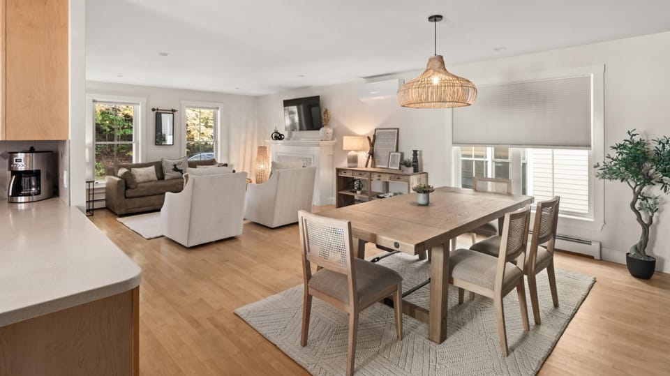 New! Chic 3-Bedroom Retreat in the Heart of Stowe (2526)