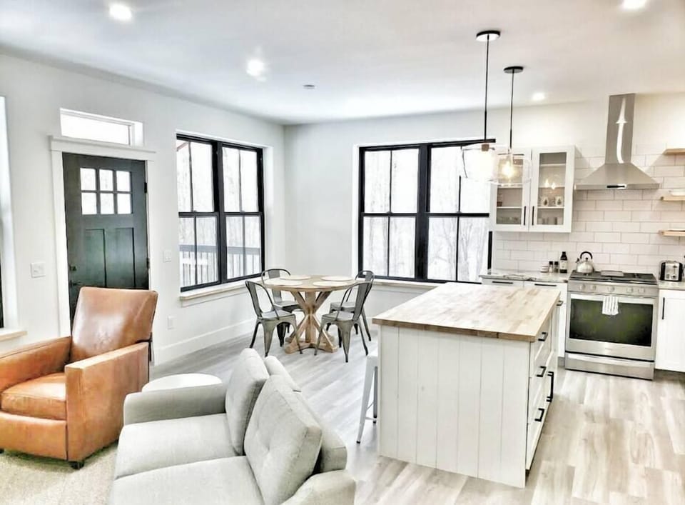 Stunning new build walkable to Main street Stowe (742)