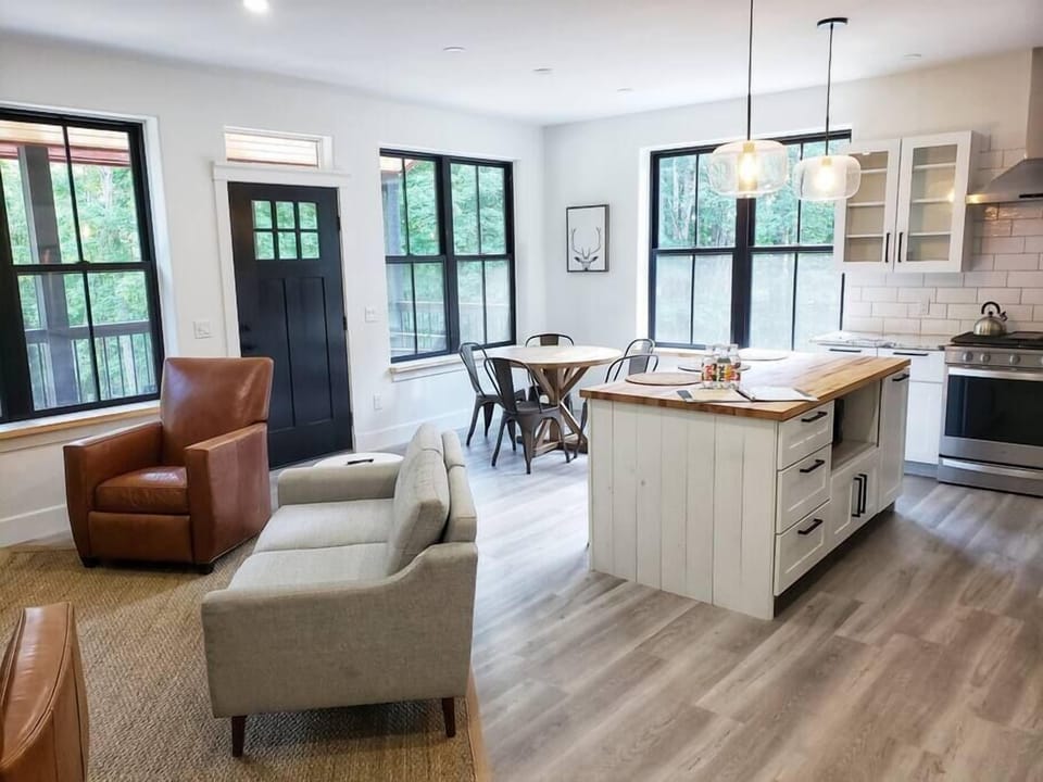Stunning new build walkable to Main street Stowe (734)