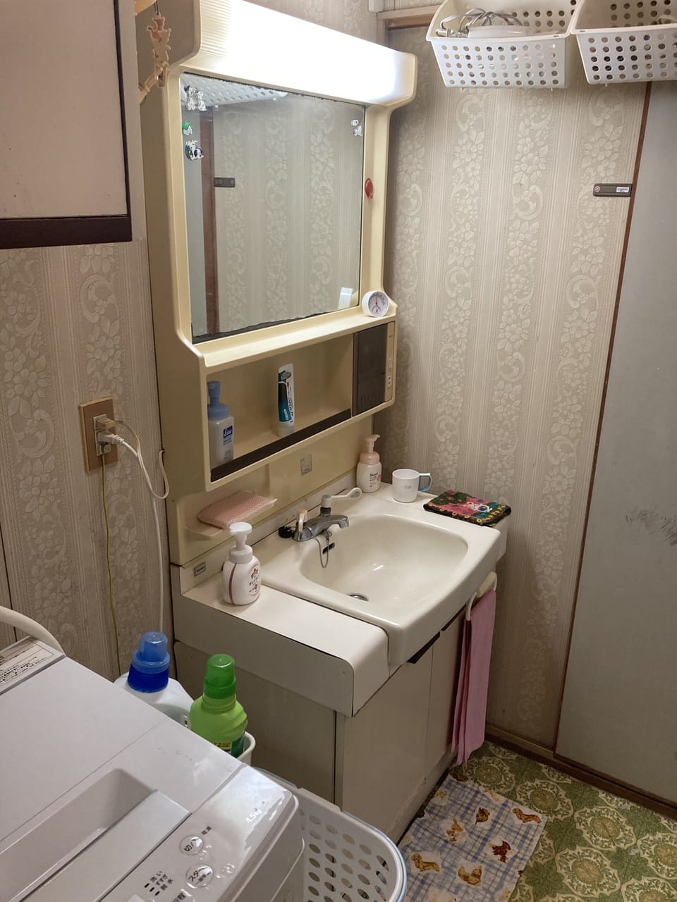 Separate tub and shower, deep soaking tub, hair dryer, towels
