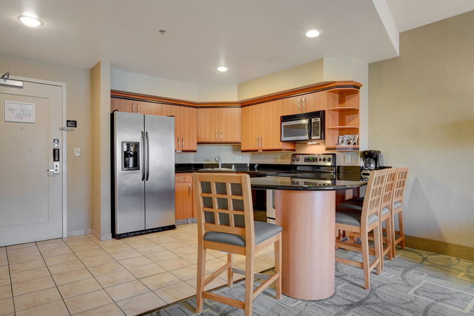 Signature Suite | Private kitchen | Microwave, oven, electric kettle, toaster