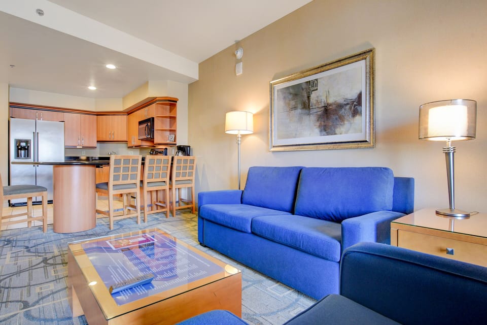 Signature Suite | Living room | 42-inch flat-screen TV with cable channels, fireplace