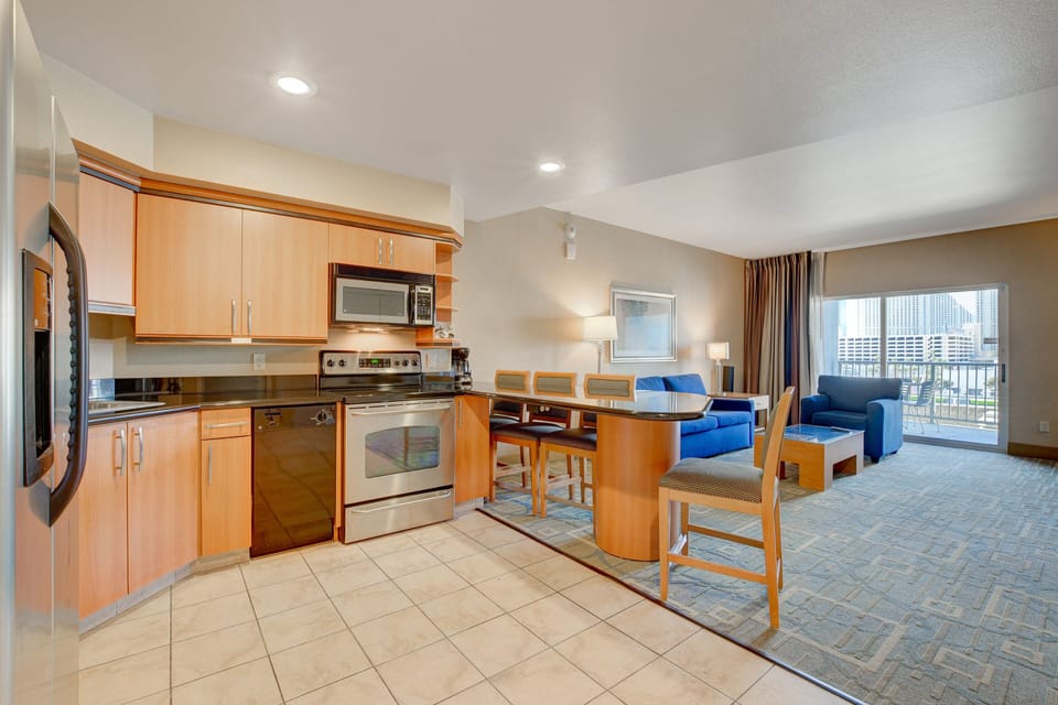 Signature Suite | Private kitchen | Microwave, oven, electric kettle, toaster