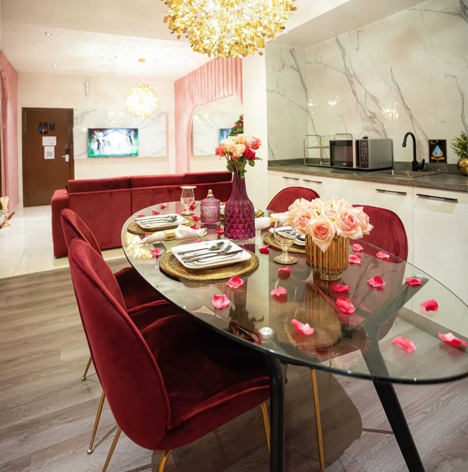 Royal Suite | Private kitchenette | Mini-fridge, electric kettle, paper towels