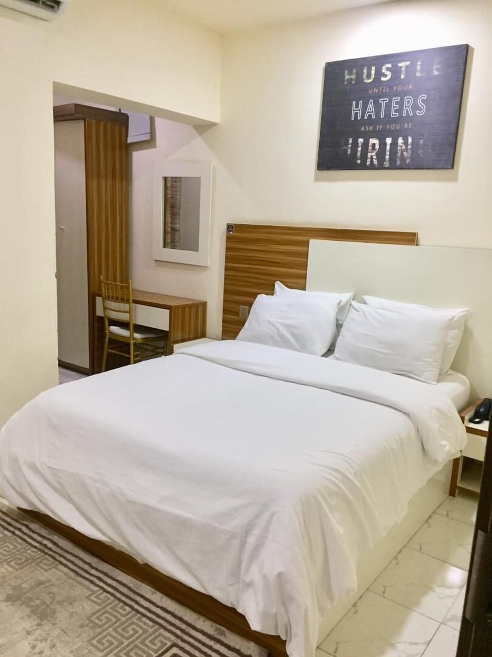 Classic Single Room | Minibar, individually decorated, individually furnished, desk