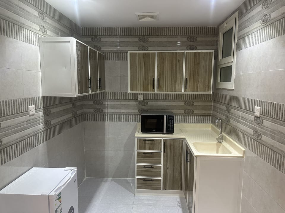 Deluxe Suite | Private kitchen | Fridge, microwave