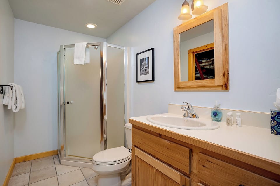 Loft's bath with shower, direct access from Queen room